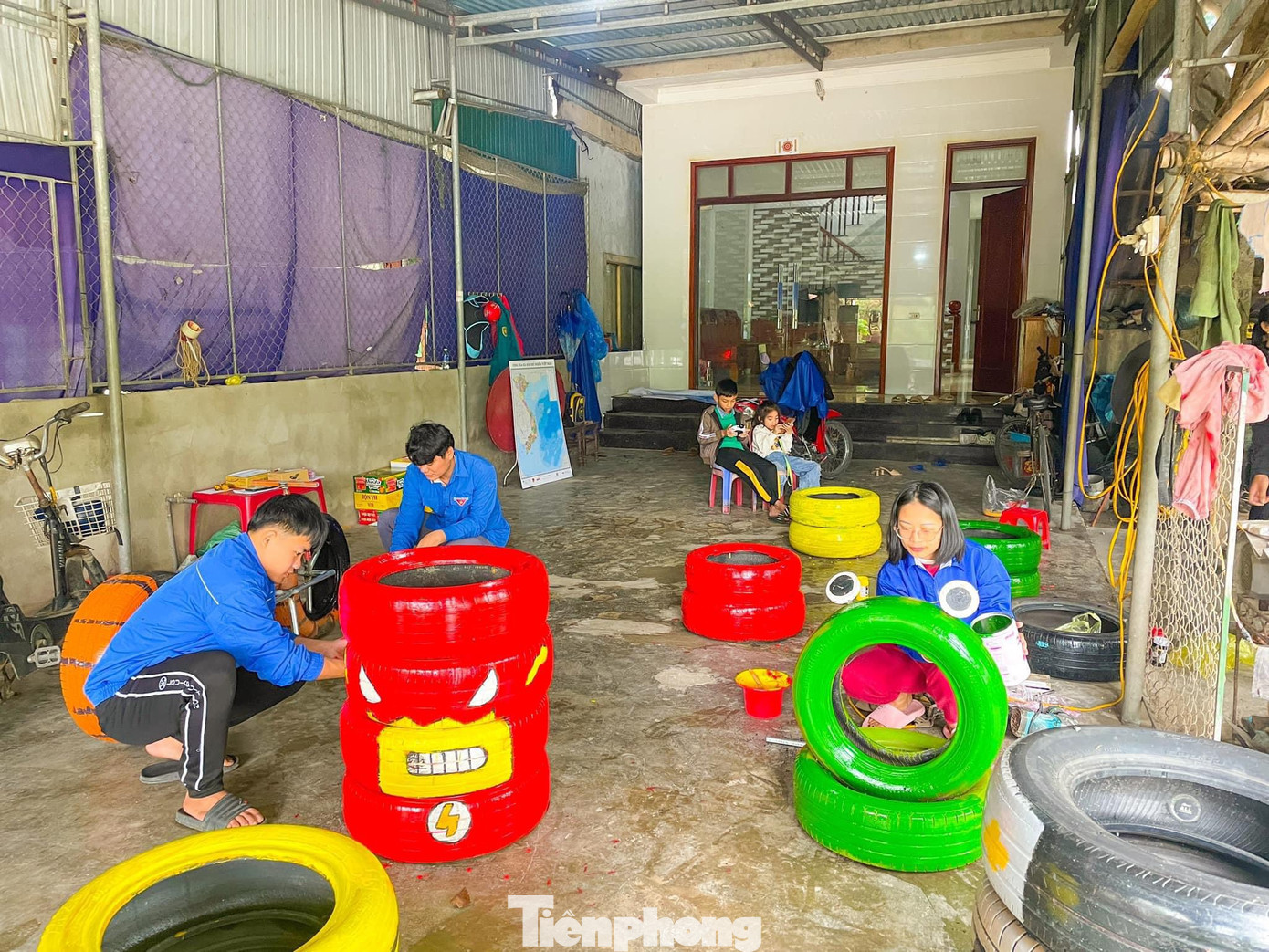 Những chiếc xe cũ đã bỏ đi nay được tái chế. Tại đây, những lốp xe cũ sau khi thu gom sẽ được tái chế thành khu vui chơi cho trẻ em với những hình khối đầy màu sắc.