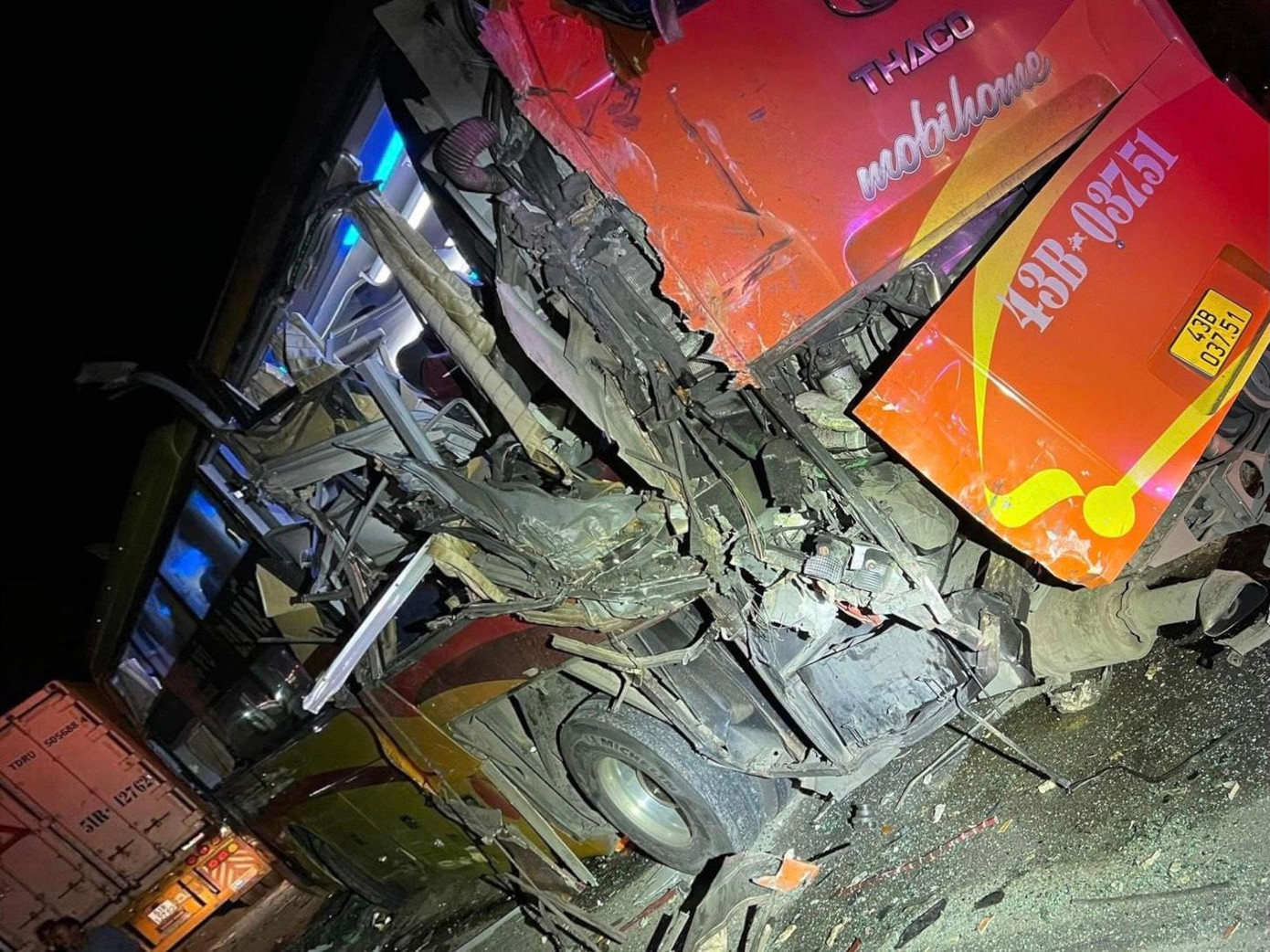 Đuôi xe khách nát bét sau tai nạn. Đuôi xe khách nát bét sau tai nạn.