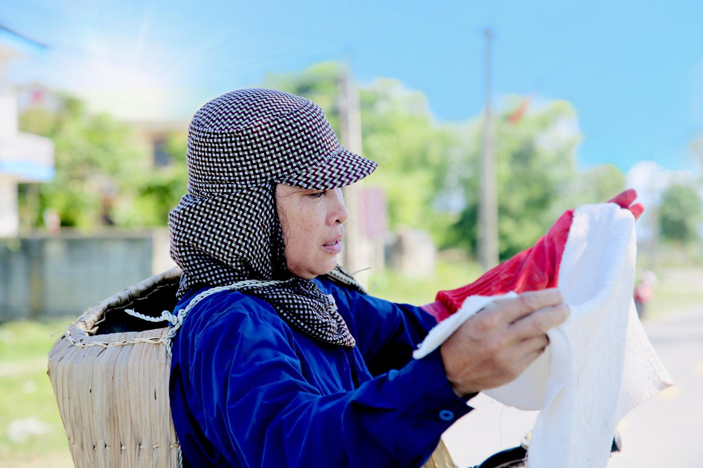 Áo tơi được làm từ lá cọ, mỗi chiếc áo tơi có diện tích khoảng 1m2, được người nông dân sử dụng chống nắng, chống mưa.