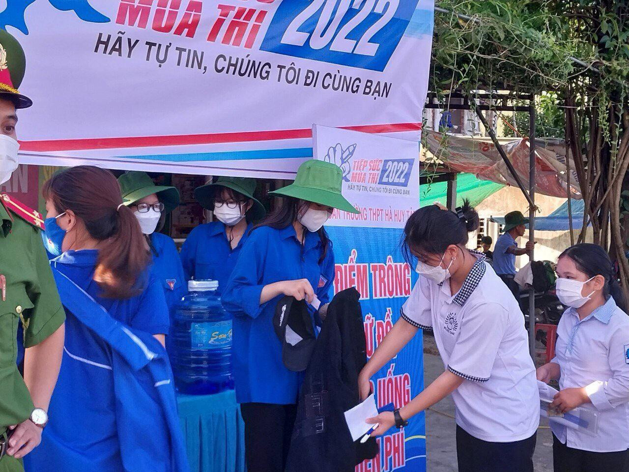 Năm nay, tại kỳ thi lớp 10 THPT, Hà Tĩnh có 36 đội tình nguyện tại 36 điểm thi với hơn 900 đoàn viên thanh niên tình nguyện. Tại mỗi điểm thi, Tỉnh Đoàn Hà Tĩnh tiếp tục duy trì hiệu quả mô hình “Một đội hình - Nhiều nhiệm vụ”. Năm nay, tại kỳ thi lớp 10 THPT, Hà Tĩnh có 36 đội tình nguyện tại 36 điểm thi với hơn 900 đoàn viên thanh niên tình nguyện. Tại mỗi điểm thi, Tỉnh Đoàn Hà Tĩnh tiếp tục duy trì hiệu quả mô hình “Một đội hình - Nhiều nhiệm vụ”.