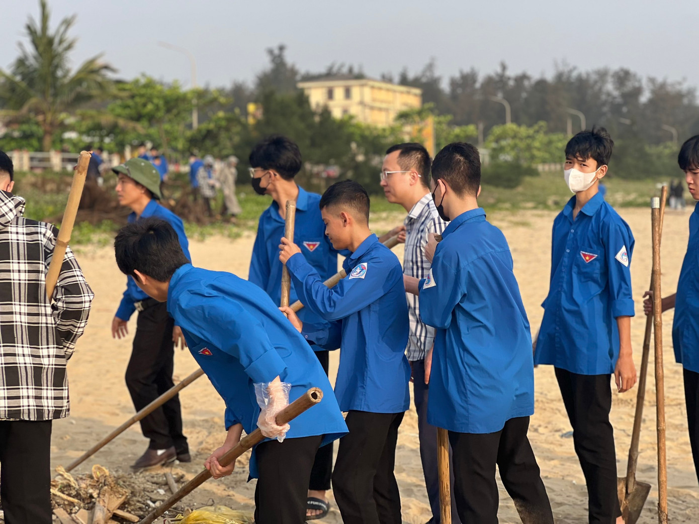 Tham gia buổi dọn sạch biển có tuổi trẻ Huyện đoàn Thạch Hà, Đoàn trường THPT Nguyễn Trung Thiên và xã Thạch Hải.