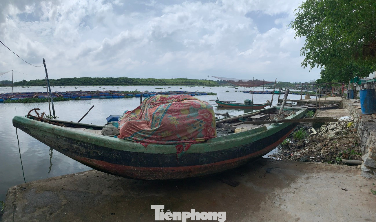 Thuyền bè công suất nhỏ được người dân đưa lên cao để tránh va đập khi có mưa bão.