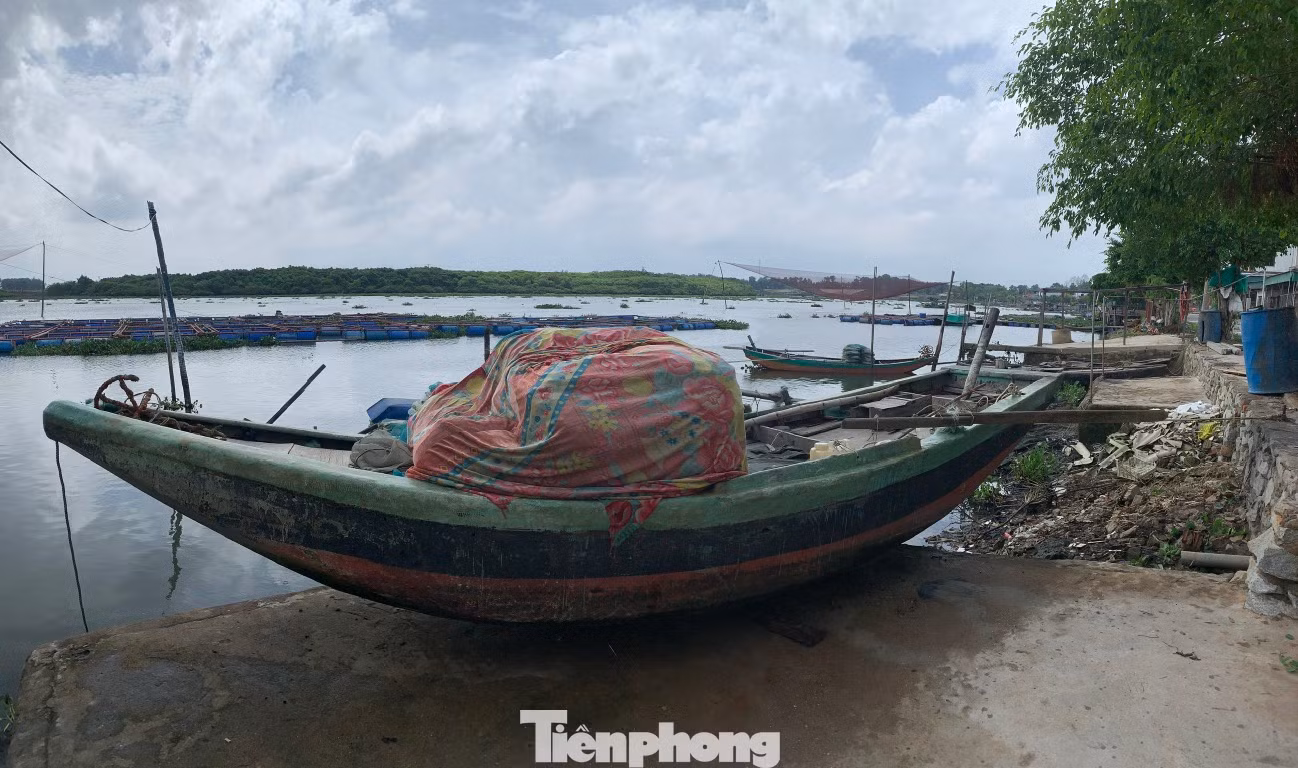 Thuyền bè công suất nhỏ được người dân đưa lên cao để tránh va đập khi có mưa bão.