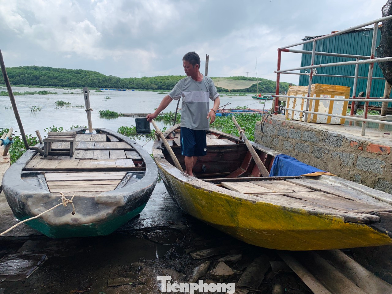 Thuyền bè công suất nhỏ được người dân đưa lên cao để tránh va đập khi có mưa bão.