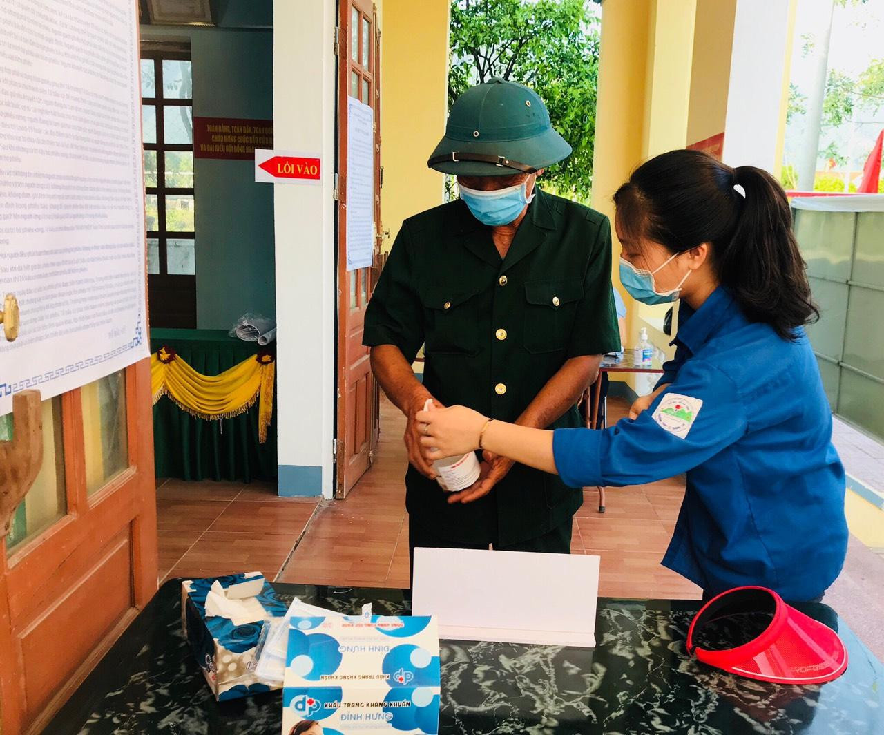 Trong đợt bầu cử này, huyện Hương Khê thành lập 137 đội TNTN với hơn 200 TNV tham gia vào các nội dung như hỗ trợ rửa tay sát khuẩn, đo thân nhiệt, hỗ trợ 8000 khẩu trang, quét mã QR, hỗ trợ người già, hướng dẫn bỏ phiếu, ghi phiếu.