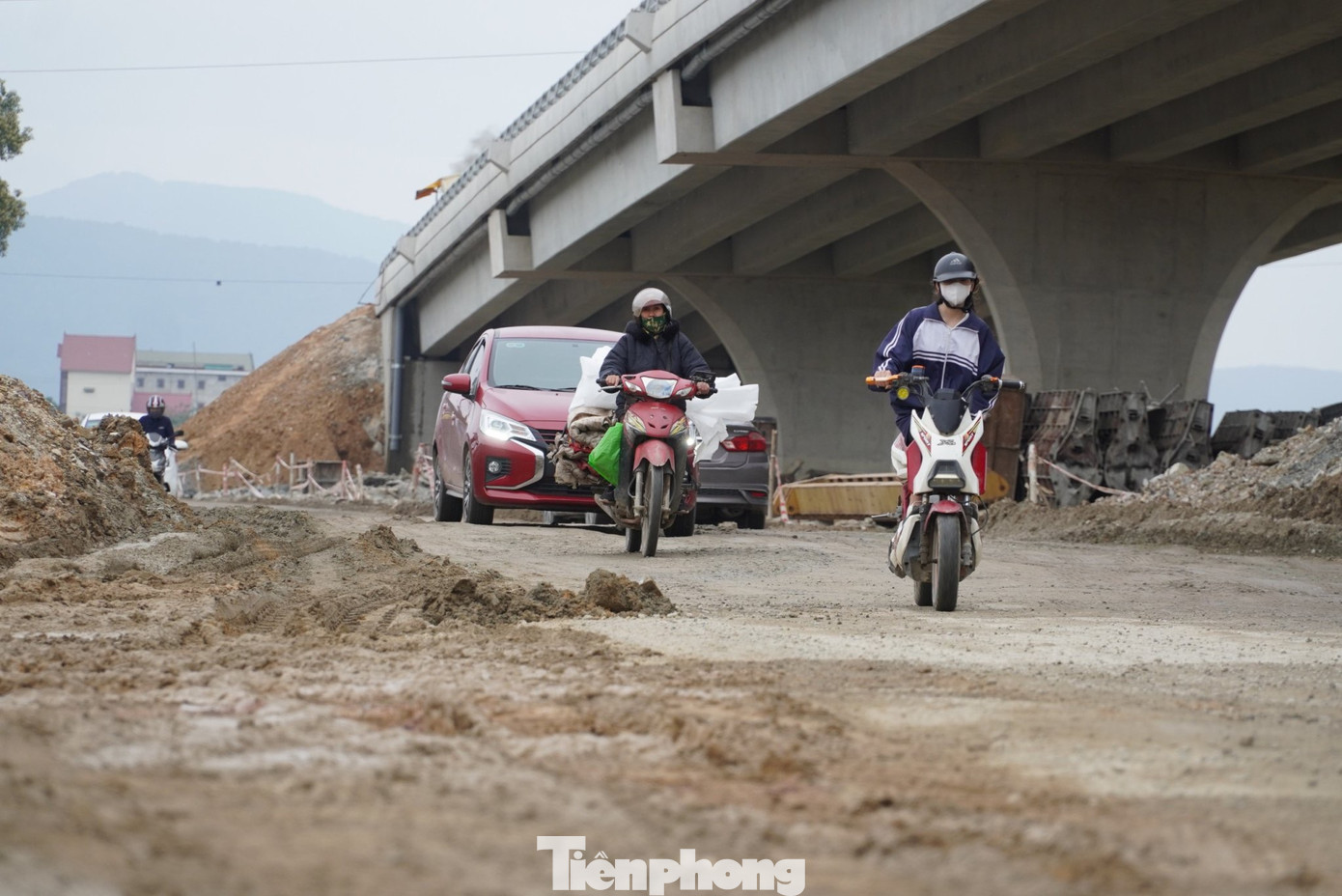 Tuy nhiên, theo đánh giá của Văn phòng Quản lý đường bộ II.3, Khu quản lý đường bộ II, thời gian qua doanh nghiệp dự án, nhà thầu chưa nghiêm túc thực hiện đầy đủ công tác đảm bảo ATGT, chưa thực hiện đúng các yêu cầu trong thỏa thuận thi công và biện pháp tổ chức thi công được duyệt.