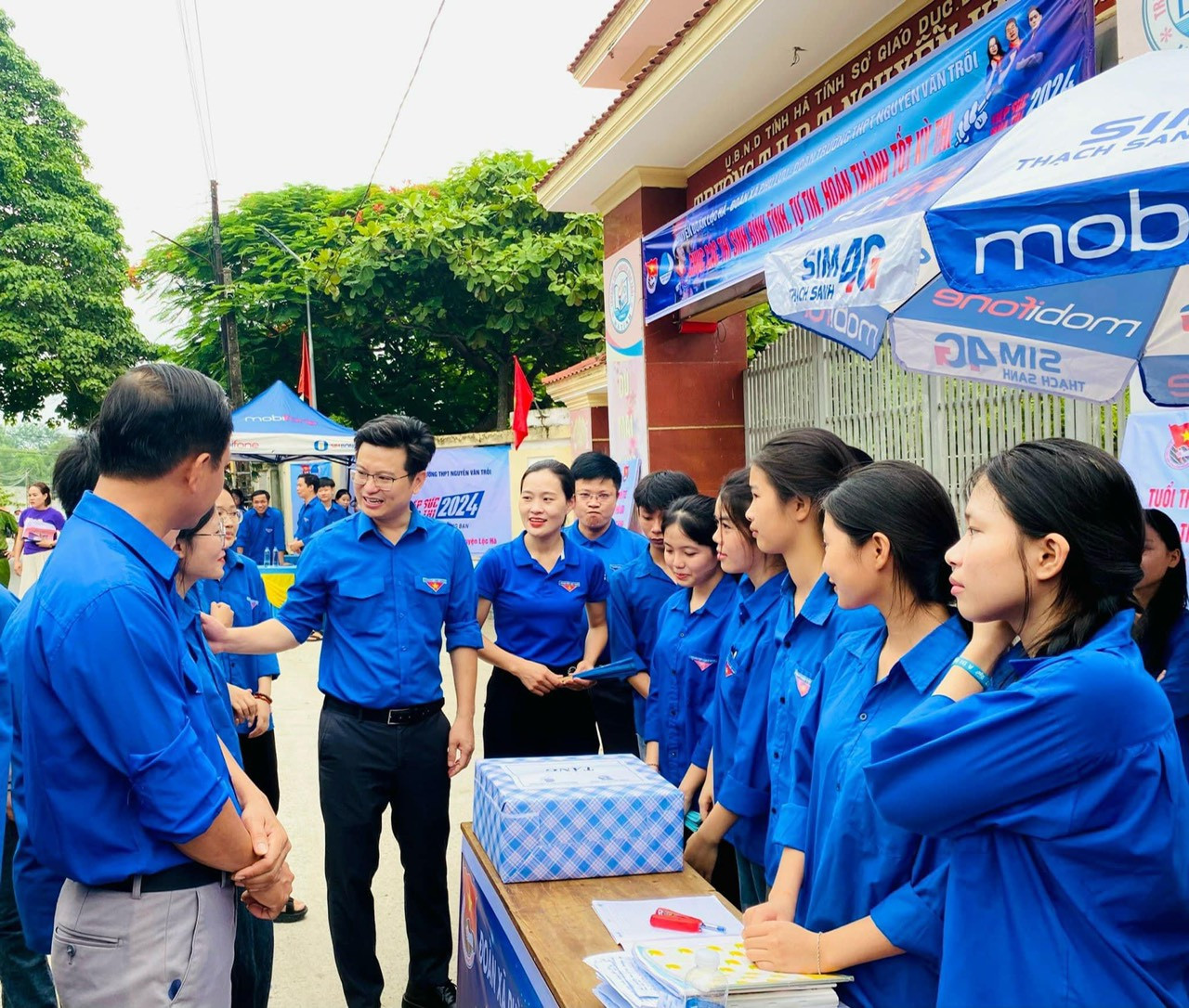 Trong dịp này, Ban Thường vụ Tỉnh Đoàn Hà Tĩnh đã chỉ đạo thành lập 36 đội thanh niên tình nguyện với số lượng hơn 1.300 đoàn viên tham gia các hoạt động hỗ trợ chương trình Tiếp sức mùa thi.