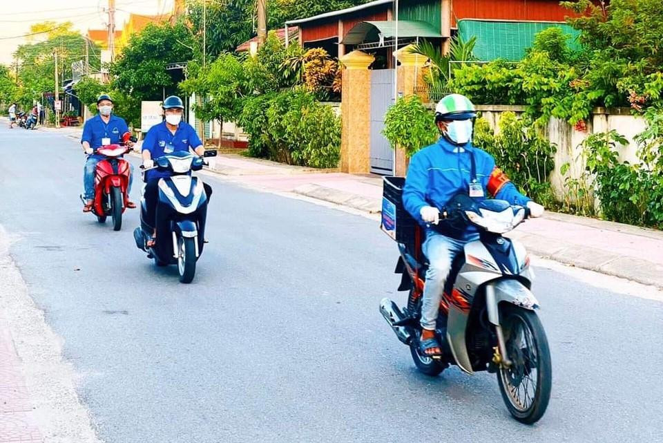 Còn tại thị trấn Cẩm Xuyên, trước diễn biến phức tạp của dịch COVID-19, Ban thường vụ Huyện đoàn đã chỉ đạo Đoàn Thị Trấn Cẩm Xuyên xây dựng đội hình shipper hỗ trợ vận chuyển hàng cho nhân dân từ điểm chốt đến các hộ gia đình, gồm 15 thành viên.