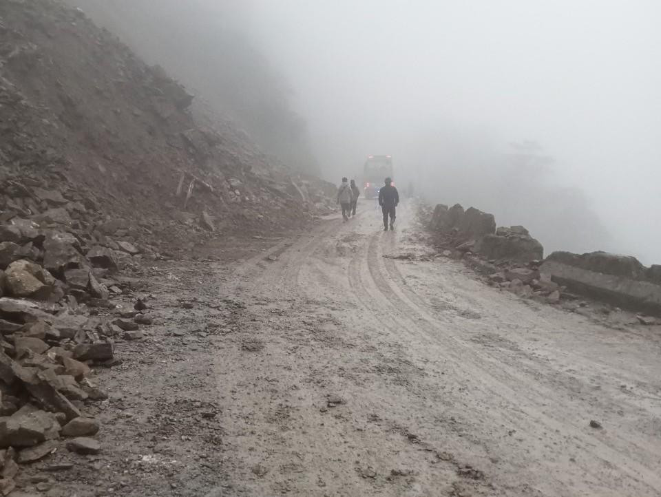 Khu vực sạt lở đã được lực lượng chức năng thu dọn đất đá tràn xuống đường.