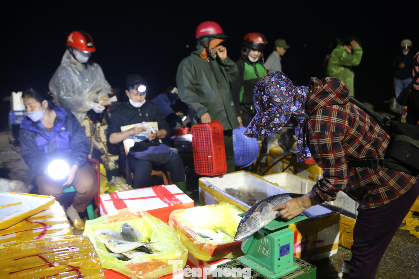 Vì sóng lớn, biển động không thể ra khơi đánh bắt hải sản, người dân hối hả đưa số lượng hải sản được dự trữ từ trước hoặc mua từ Nghệ An vào để tiêu thụ.