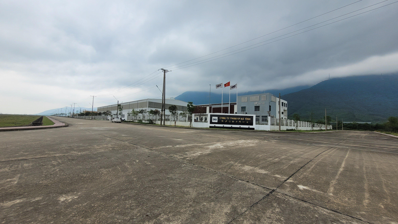 Hiện tại KCN Phú Vinh mới thu hút được 7 nhà đầu tư thứ cấp, trong đó có 2 dự án đã đi vào hoạt động với tổng diện tích đất cho thuê khoảng 20,588 ha. Ngoài ra còn 2 hạng mục chưa được thi công gồm: San lấp mặt bằng đối với lô cây xanh, diện tích 9,42 ha và khu đất thương mại, dịch vụ diện tích 3,21ha.