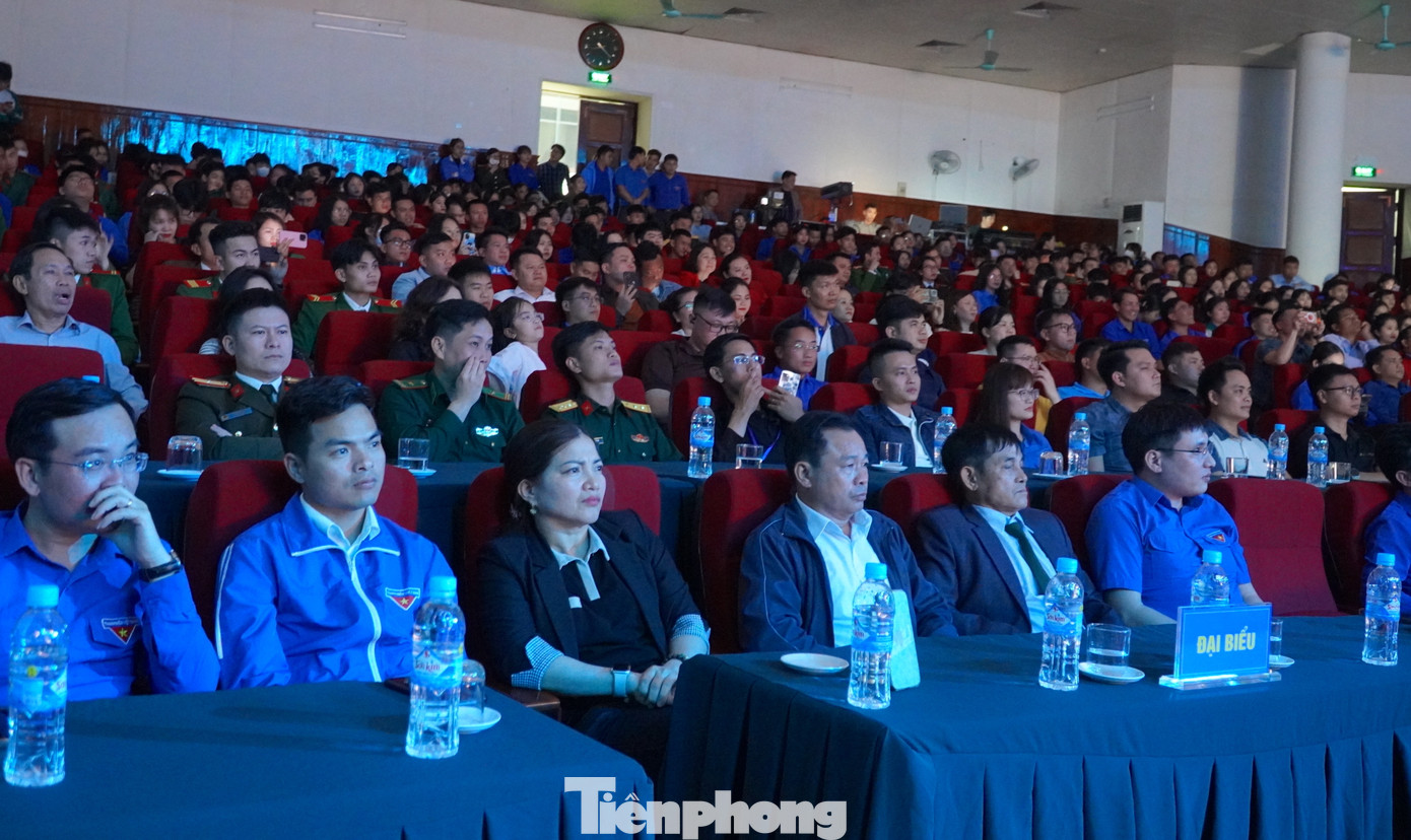 Toàn cảnh buổi công diễn vở kịch "Sống mãi tuổi 17".