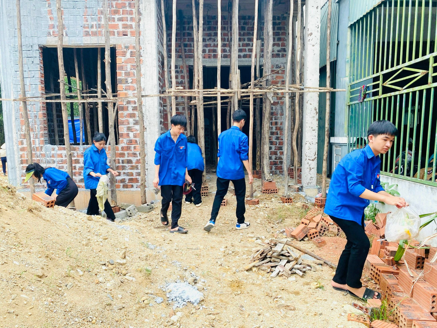 Trước đó, Đoàn xã Kỳ Hoa đã huy động nhiều đoàn viên thanh niên tham gia hỗ trợ 2 hộ gia đình thi công, xây dựng khu vực tái định cư. Trước đó, Đoàn xã Kỳ Hoa đã huy động nhiều đoàn viên thanh niên tham gia hỗ trợ 2 hộ gia đình thi công, xây dựng khu vực tái định cư.