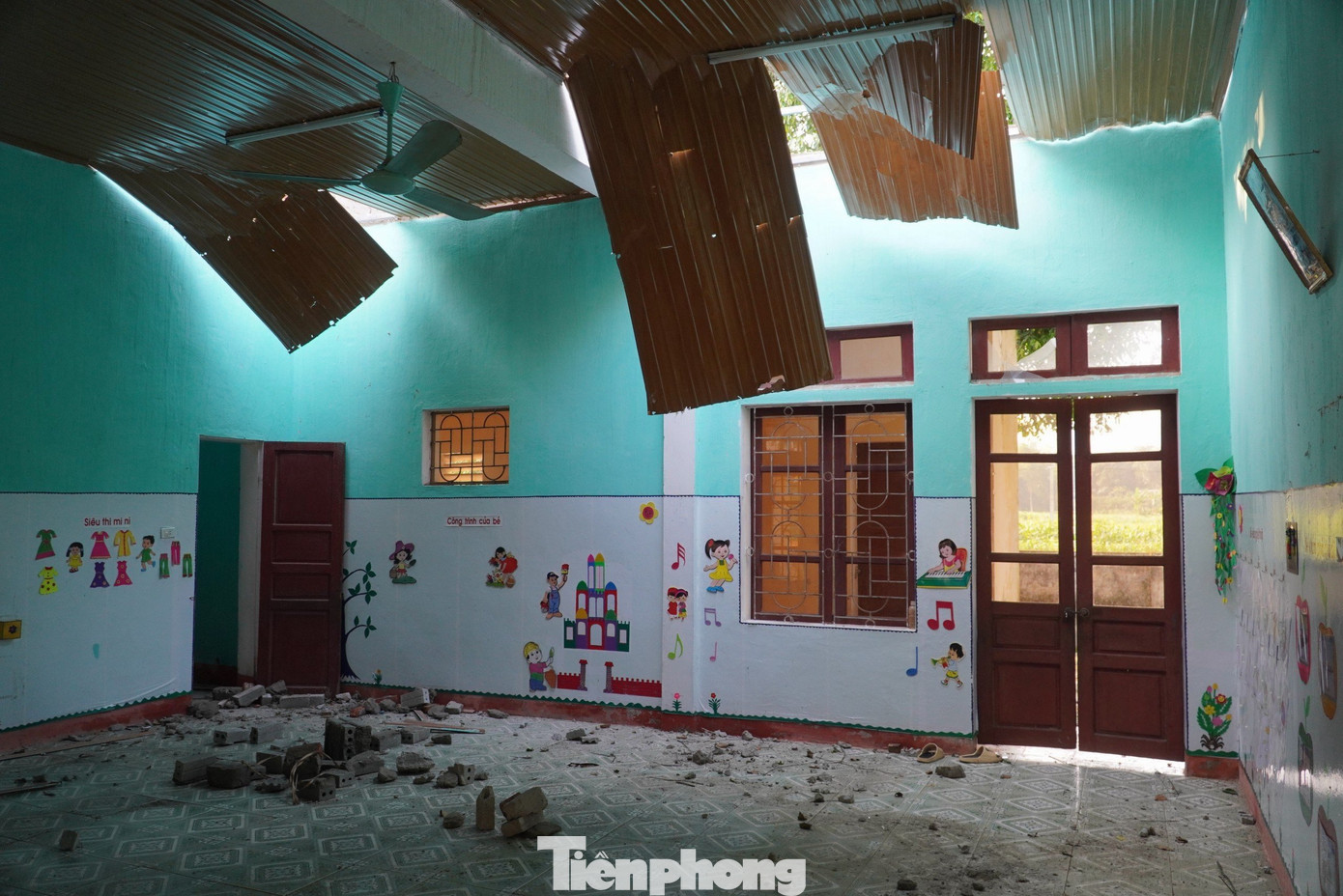 Khoảng 6h15 phút ngày 29/3, tại xã Sơn Hồng, huyện Hương Sơn (Hà Tĩnh) đã xảy ra trận lốc xoáy gây thiệt hại nhiều nhà cửa. Nghiêm trọng nhất là Trường Mầm non xã Sơn Hồng (điểm 2) bị thiệt hại nặng, khi dãy 5 phòng bị tốc mái, tường gạch đổ vỡ... Khoảng 6h15 phút ngày 29/3, tại xã Sơn Hồng, huyện Hương Sơn (Hà Tĩnh) đã xảy ra trận lốc xoáy gây thiệt hại nhiều nhà cửa. Nghiêm trọng nhất là Trường Mầm non xã Sơn Hồng (điểm 2) bị thiệt hại nặng, khi dãy 5 phòng bị tốc mái, tường gạch đổ vỡ...