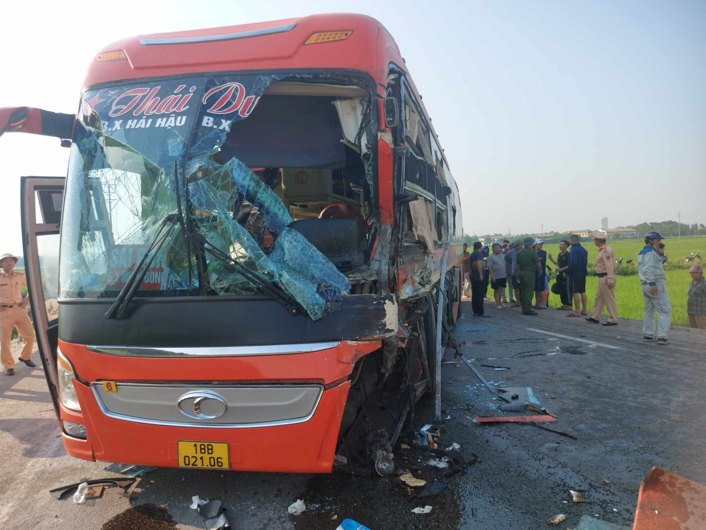 Xe khách cũng hư hỏng nặng phần đầu.