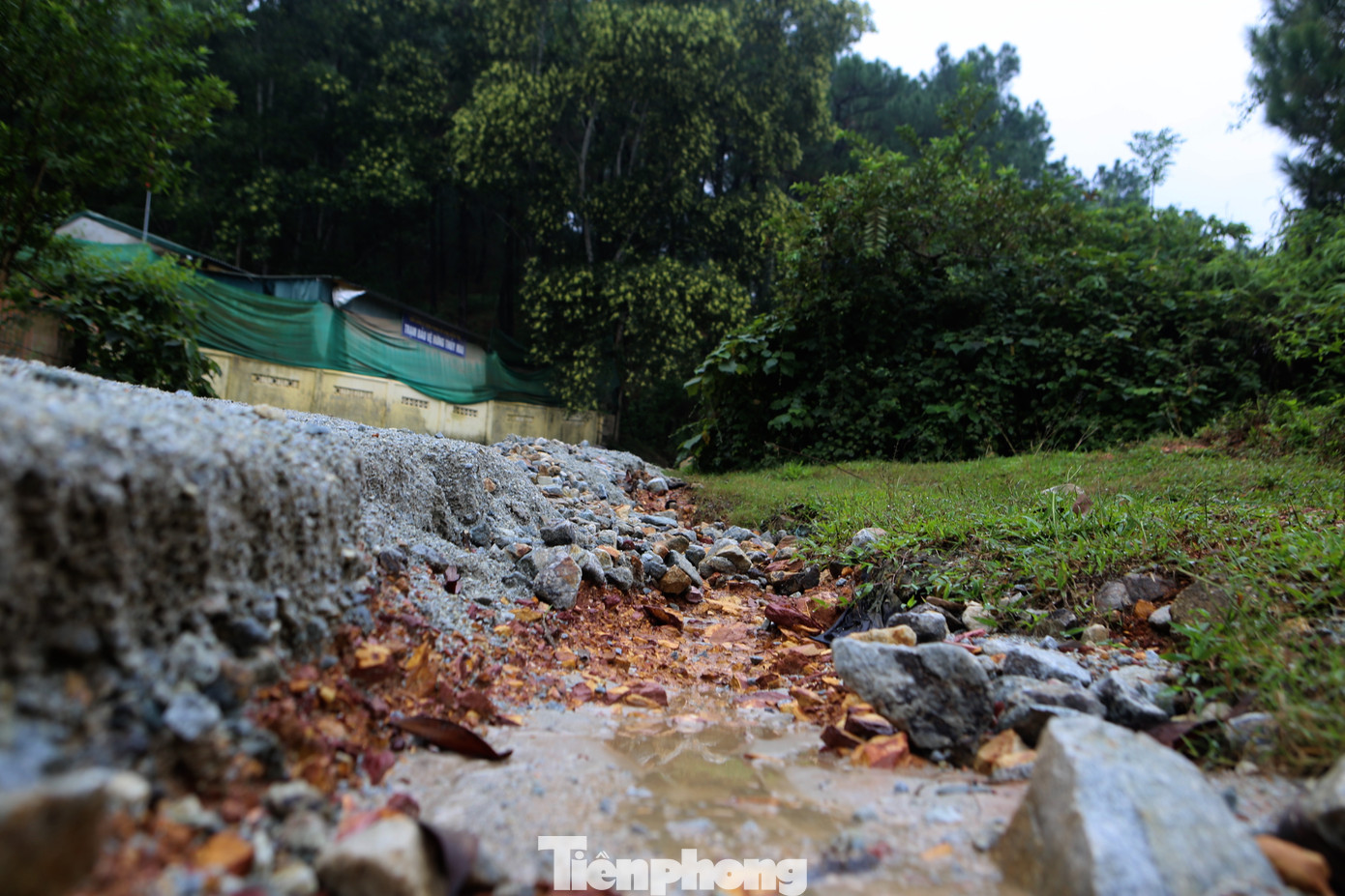 Đất đá lồi lõm, mặt đường bị cày xới nát bét, “ổ voi” chằng chịt… là tình trạng tại đường huyện lộ Bình - Thủy - Mai (xã Kim Hoa, huyện Hương Sơn, Hà Tĩnh).