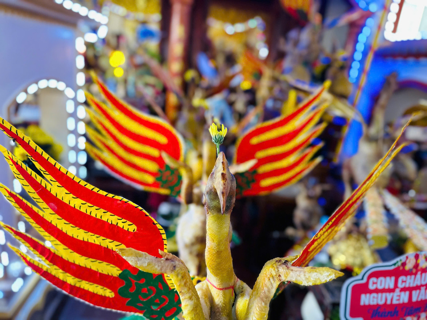 Người dân nơi đây cho biết, việc tạo hình những con gà càng bắt mắt, tỉ mỉ càng thể hiện sự cung kính của người trần đối với ông bà, tổ tiên.