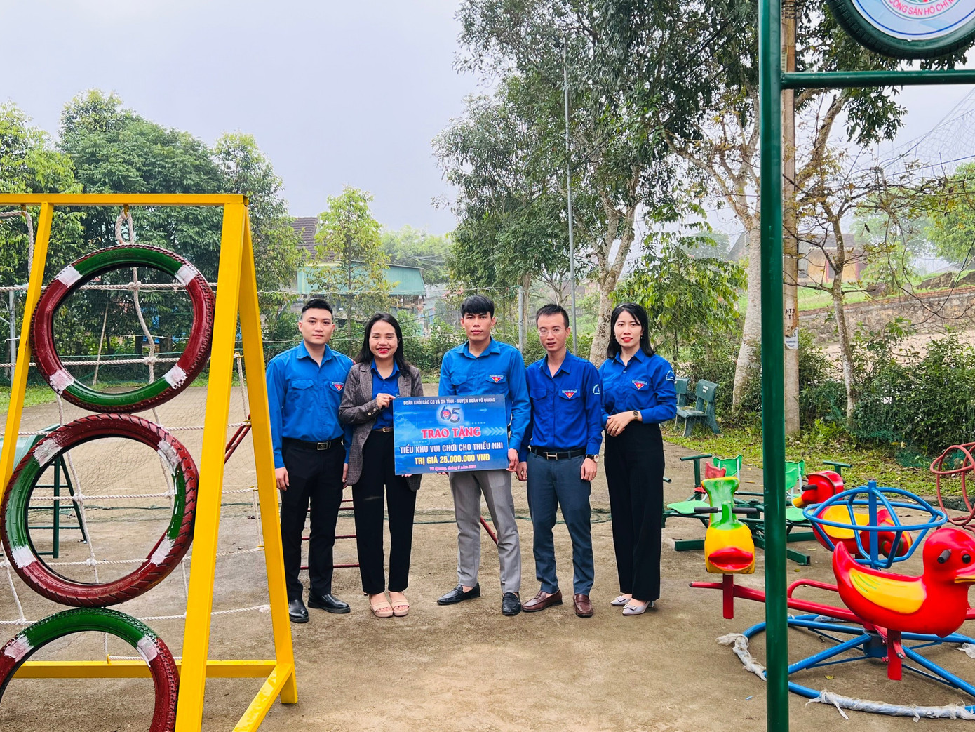 Tại huyện Vũ Quang, Huyện Đoàn phối hợp trao tặng 1 khu vui chơi cho thiếu nhi trị giá 25 triệu đồng. Tại huyện Vũ Quang, Huyện Đoàn phối hợp trao tặng 1 khu vui chơi cho thiếu nhi trị giá 25 triệu đồng.