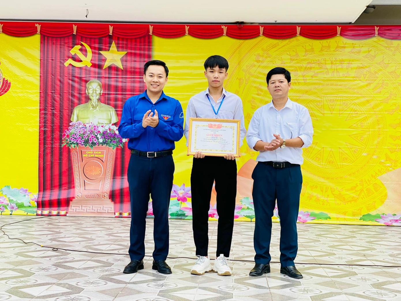 Anh Dương Hạnh Đạt - Bí thư Huyện Đoàn trao tặng giấy khen cho đoàn viên Phạm Đình Thắng.