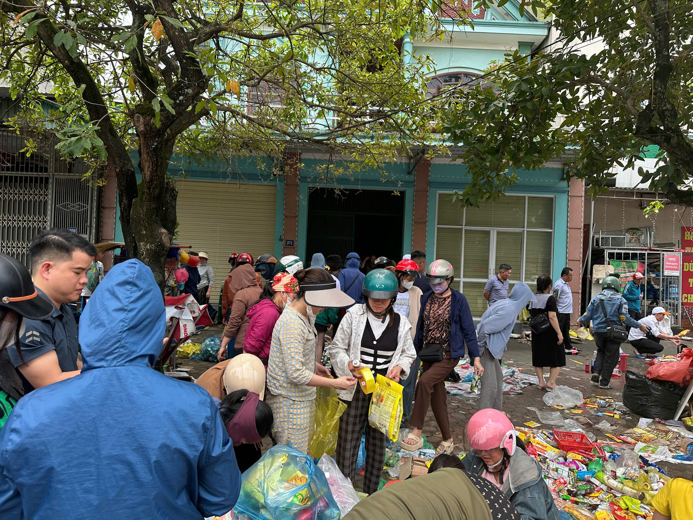 Nhiều người đến mua hàng giúp chủ bách hóa giảm thiểu tổn thất sau vụ hoả hoạn. Hành động này nhận được nhiều lời khen ngợi về tinh thần tương thân, tương ái trong cộng đồng.