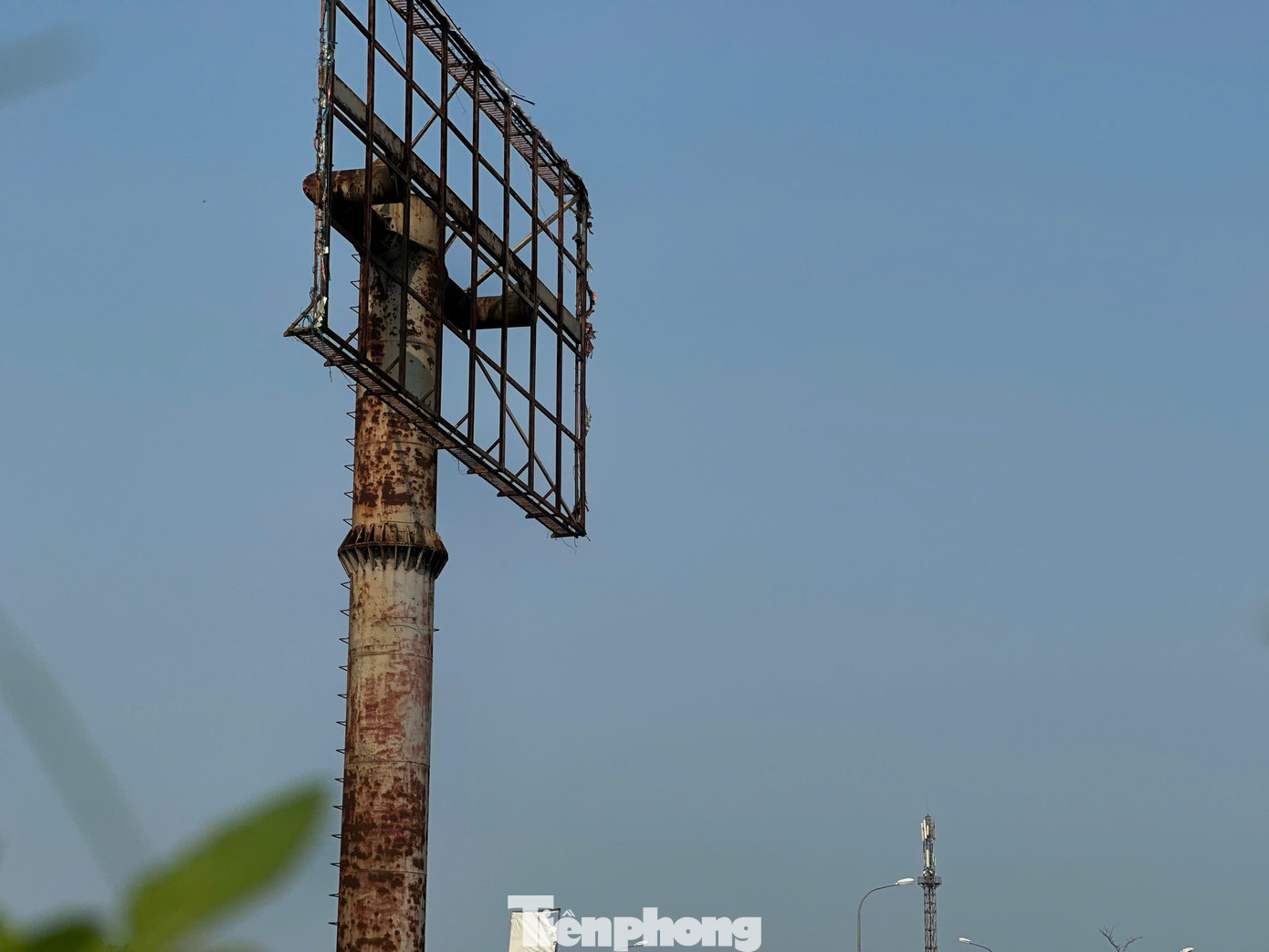 Tại dọc tuyến đường được bố trí lắp đặt 24 pano tuyên truyền với mục đích quảng bá hình ảnh quê hương, đất nước, con người Hà Tĩnh. Tại dọc tuyến đường được bố trí lắp đặt 24 pano tuyên truyền với mục đích quảng bá hình ảnh quê hương, đất nước, con người Hà Tĩnh.