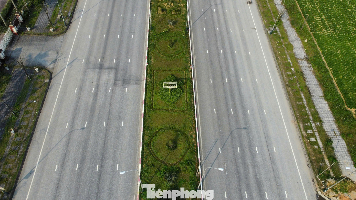 Người dân địa phương cho hay, trước đây những tấm biển quảng cáo được lắp đặt với nội dung tuyên truyền ý nghĩa, tạo khí thế tươi vui, rạo rực trước mùa du lịch. Song nhiều năm trở lại đây không được chỉnh trang. Người dân địa phương cho hay, trước đây những tấm biển quảng cáo được lắp đặt với nội dung tuyên truyền ý nghĩa, tạo khí thế tươi vui, rạo rực trước mùa du lịch. Song nhiều năm trở lại đây không được chỉnh trang.