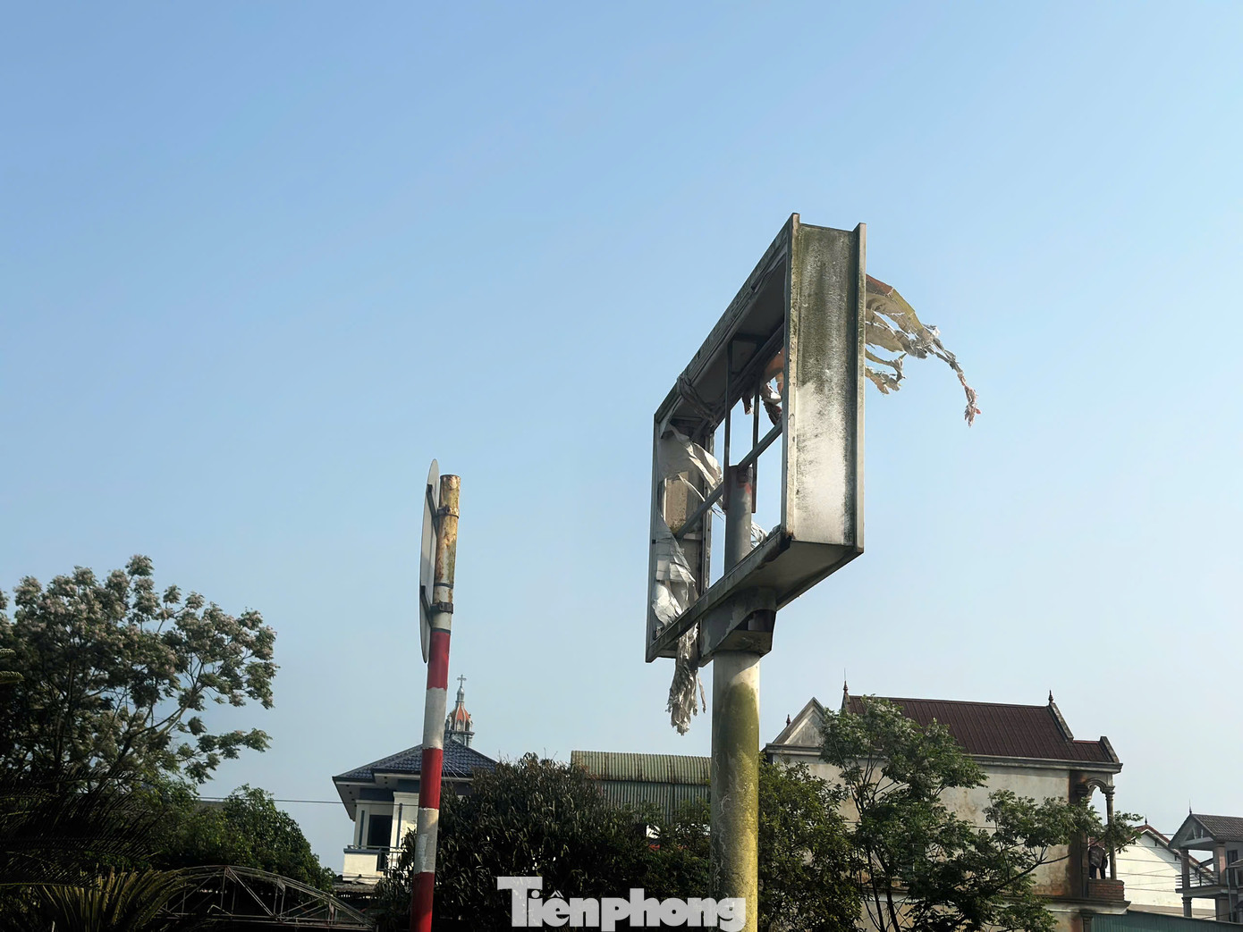 Tại dọc tuyến đường được bố trí lắp đặt 24 pano tuyên truyền với mục đích quảng bá hình ảnh quê hương, đất nước, con người Hà Tĩnh. Tại dọc tuyến đường được bố trí lắp đặt 24 pano tuyên truyền với mục đích quảng bá hình ảnh quê hương, đất nước, con người Hà Tĩnh.