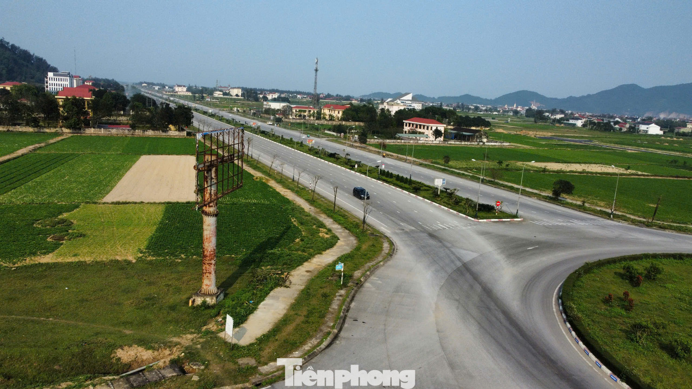 Mùa du lịch biển đến gần, nhưng nhiều vị trí tại bãi biển Xuân Hải (thị trấn Lộc Hà, huyện Thạch Hà) chưa được chỉnh trang, rác thải chất đống gây mất cảnh quan đô thị. Đặc biệt, tại đây trâu bò thả rông trên bờ biển, nơi xuống bãi tắm. Mùa du lịch biển đến gần, nhưng nhiều vị trí tại bãi biển Xuân Hải (thị trấn Lộc Hà, huyện Thạch Hà) chưa được chỉnh trang, rác thải chất đống gây mất cảnh quan đô thị. Đặc biệt, tại đây trâu bò thả rông trên bờ biển, nơi xuống bãi tắm.