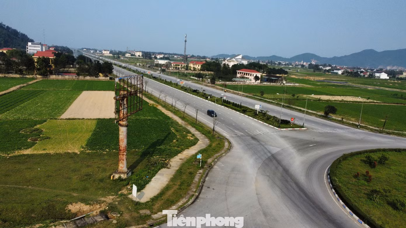 Mùa du lịch biển đến gần, nhưng nhiều vị trí tại bãi biển Xuân Hải (thị trấn Lộc Hà, huyện Thạch Hà) chưa được chỉnh trang, rác thải chất đống gây mất cảnh quan đô thị. Đặc biệt, tại đây trâu bò thả rông trên bờ biển, nơi xuống bãi tắm.