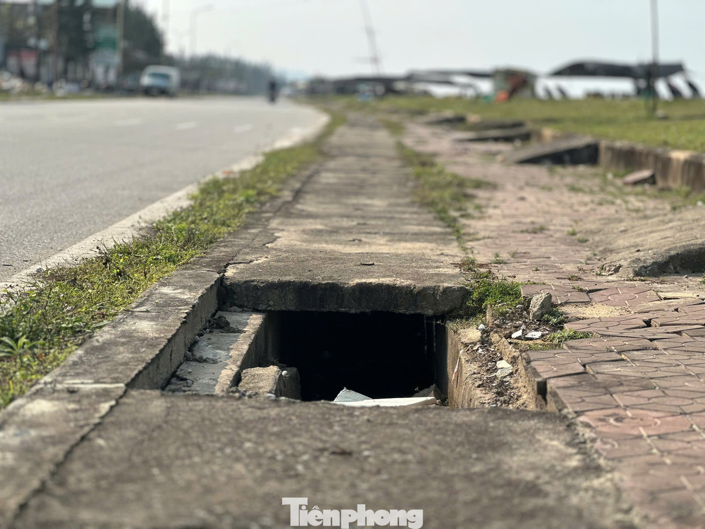 Tại bờ biển rác chất đống, nắp cống hư hỏng cũng chưa được tu sửa. Tại bờ biển rác chất đống, nắp cống hư hỏng cũng chưa được tu sửa.