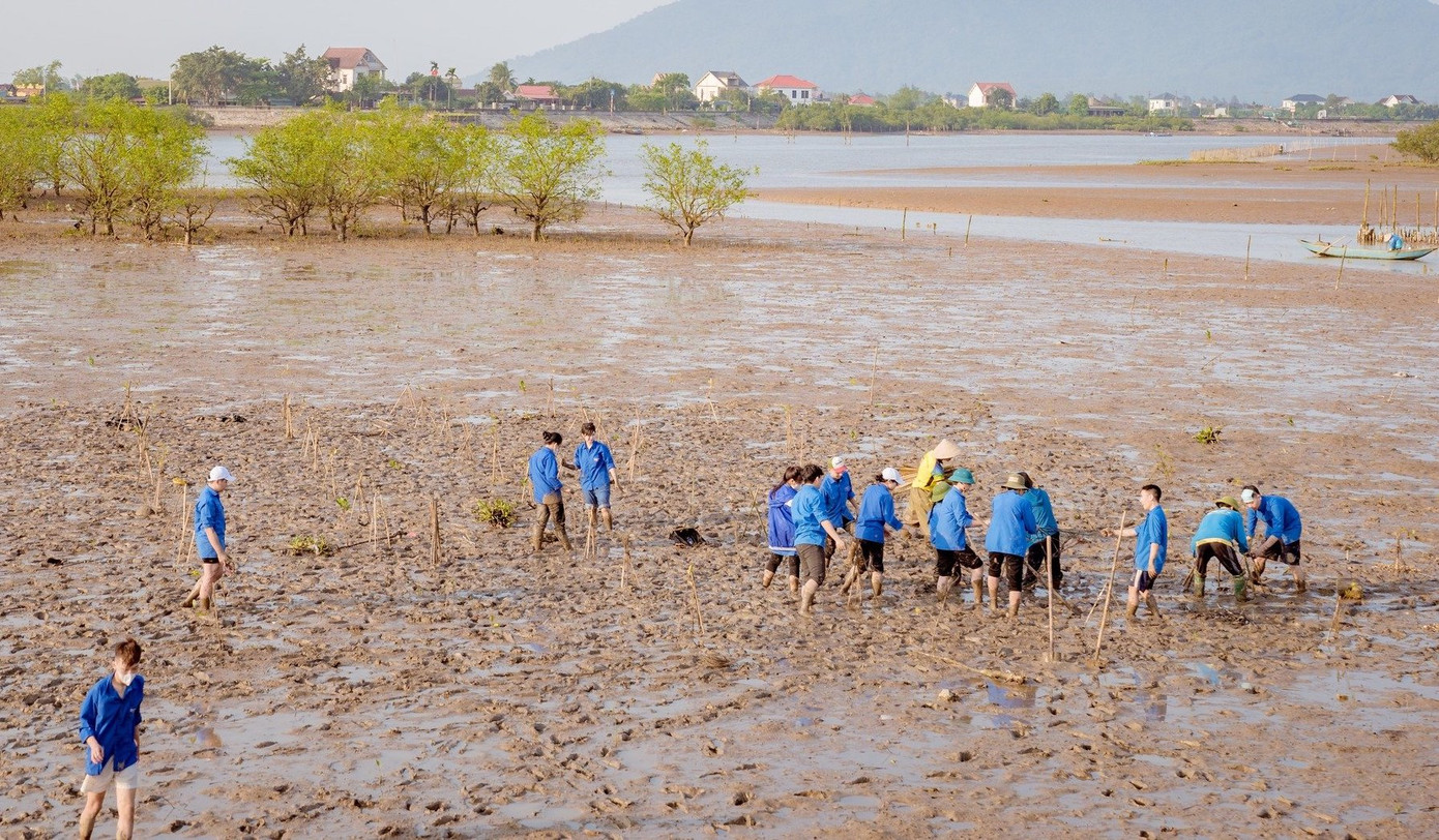 Mới đây, các bạn trẻ Đoàn trường Albert Einstein vừa phối hợp cùng Thành Đoàn Hà Tĩnh và một số đơn vị tổ chức ra quân chương trình "Vì tương lai xanh - chung tay hành động". Ảnh: H.N