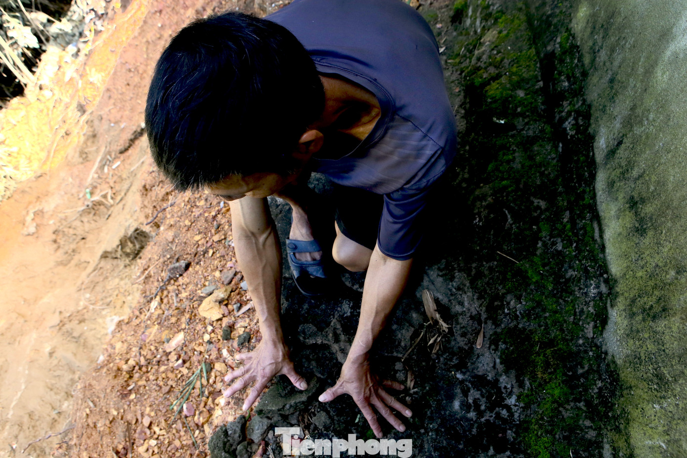 Ngôi nhà cấp 4 của gia đình ông Lâm ở cuối đường, nằm cheo leo bên bờ sông Ngàn Trươi. Hiện tại khu vực sạt lở sông chỉ cách tường nhà chừng 50cm.