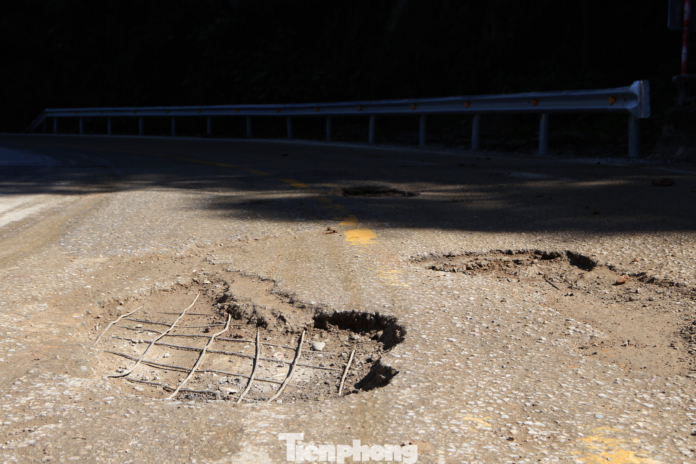 Trên tuyến có những vị trí cầu xuống cấp, để lộ phần thép. Một số đoạn taluy bị sạt lở, ngành chức năng đã dùng những bao tải đựng đất, cát để làm bờ. Tuy nhiên, biện pháp này cũng chỉ mang tính tạm thời để chờ phương án thi công. Trên tuyến có những vị trí cầu xuống cấp, để lộ phần thép. Một số đoạn taluy bị sạt lở, ngành chức năng đã dùng những bao tải đựng đất, cát để làm bờ. Tuy nhiên, biện pháp này cũng chỉ mang tính tạm thời để chờ phương án thi công.