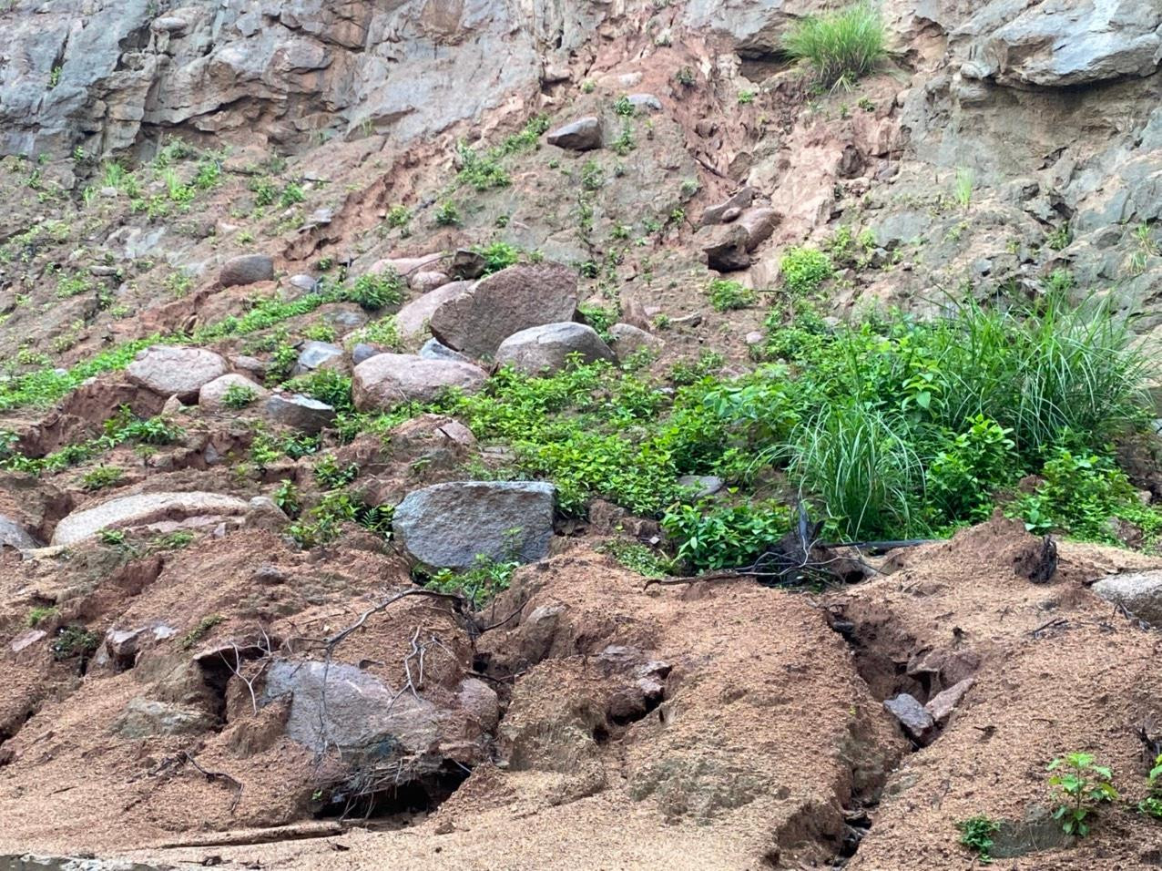 Những phiến đá đang "chờ" rơi gây nguy hiểm cho người và phương tiện lưu thông qua khu vực này. Những phiến đá đang "chờ" rơi gây nguy hiểm cho người và phương tiện lưu thông qua khu vực này.