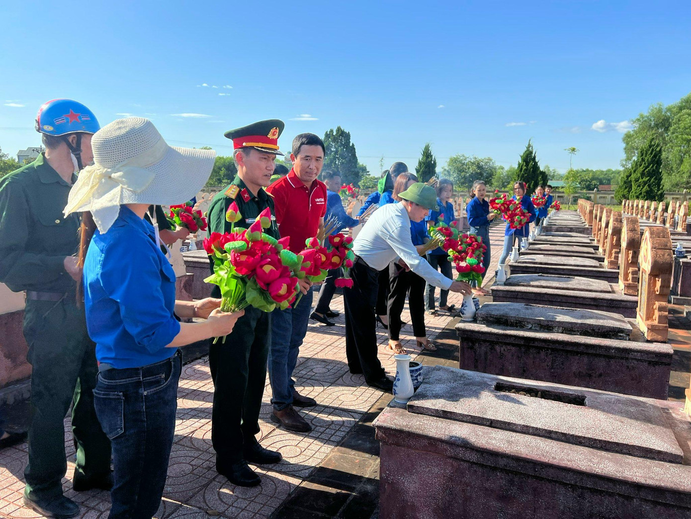 Ban tổ chức và các bạn đoàn viên, thanh thiếu nhi đã tổ chức dâng hương, dâng hoa tưởng niệm, đồng thời tiến hành quét dọn vệ sinh, làm sạch đẹp khuôn viên, thay mới 112 bình hoa, 850 đoá hoa sen tại phần mộ các anh hùng liệt sĩ tại Nghĩa trang Liệt sĩ Huyện Hương Khê đã ngã xuống vì độc lập dân tộc, tự do cho Tổ quốc.