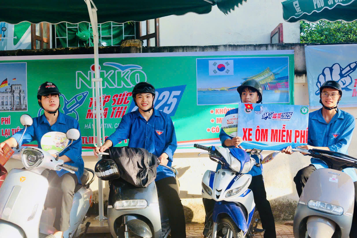 Những đội hình tình nguyện được thành lập như: Xe ôm miễn phí; giữ xe miễn phí.... được tuổi trẻ Hà Tĩnh triển khai tại 36 điểm. Những đội hình tình nguyện được thành lập như: Xe ôm miễn phí; giữ xe miễn phí.... được tuổi trẻ Hà Tĩnh triển khai tại 36 điểm.