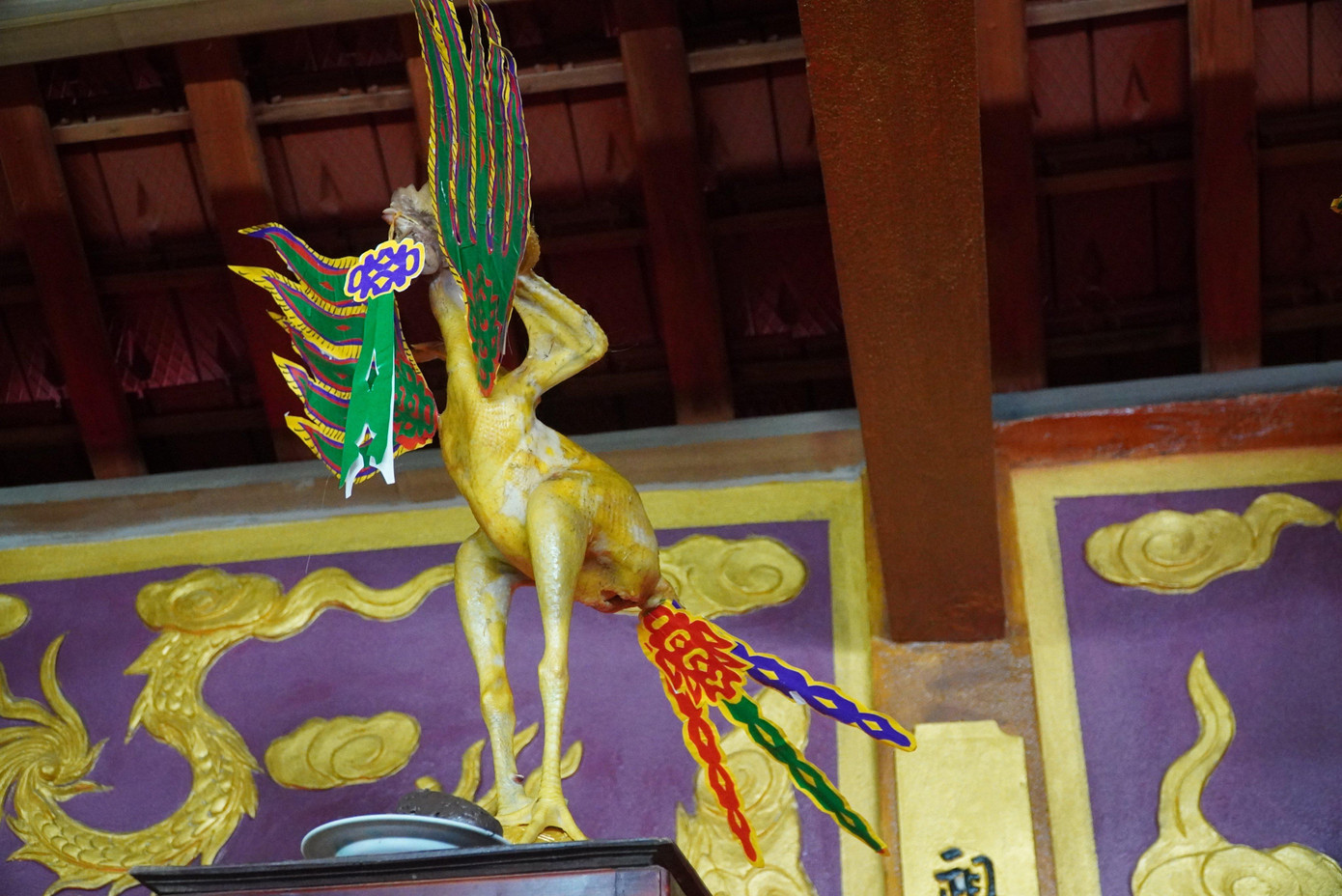 Đủ các tư thế gà đứng, gà quỳ, gà bay... độc đáo. Trong ảnh con gà được trang trí để có thế đứng, bộ cánh sặc sỡ.