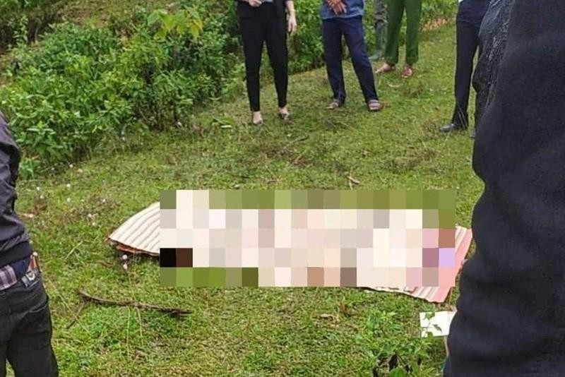 Thi thể nam thanh niên được phát hiện nổi trên hồ nước. Thi thể nam thanh niên được phát hiện nổi trên hồ nước.