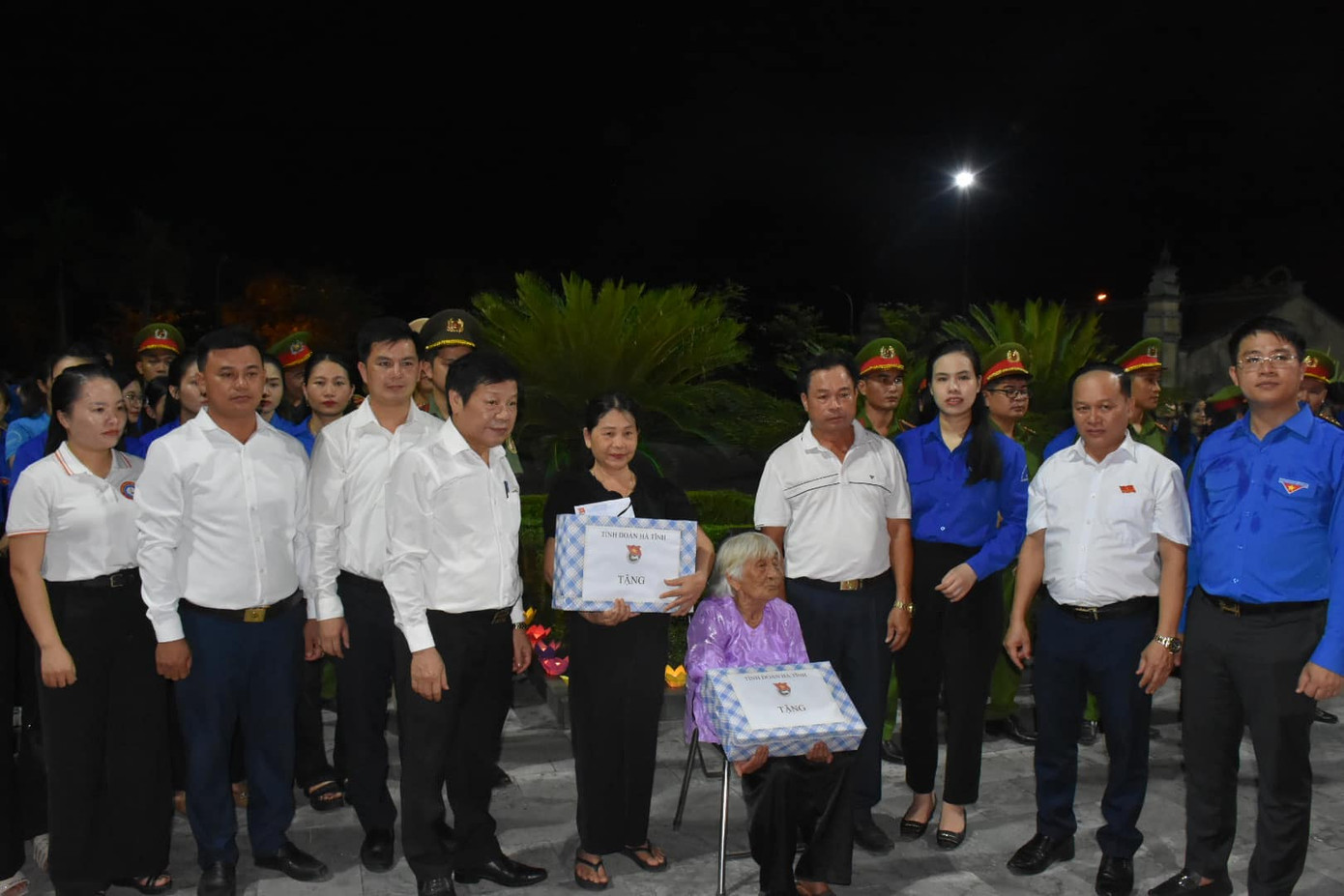 Dịp này, Ban Tổ chức chương trình trao quà tri ân thân nhân anh Lý Tự Trọng.