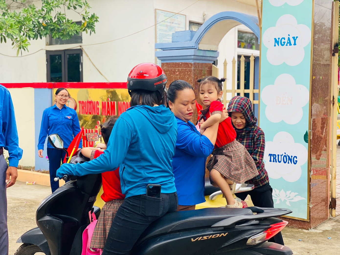 Tại các điểm trường lực lượng thanh niên hỗ trợ đưa đón các em vào trường và lúc ra về.