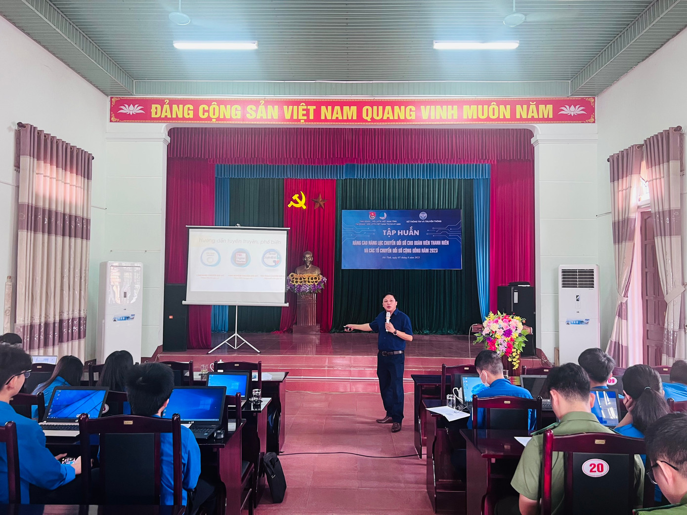 Cũng trong ngày, Ban Thường vụ Tỉnh Đoàn phối hợp với Sở Thông tin và Truyền thông tổ chức tập huấn “Nâng cao năng lực chuyển đổi số cho đoàn viên thanh niên và các tổ chuyển đổi số cộng đồng năm 2023” cho gần 200 đoàn viên thanh niên trên địa bàn thị xã Kỳ Anh. Cũng trong ngày, Ban Thường vụ Tỉnh Đoàn phối hợp với Sở Thông tin và Truyền thông tổ chức tập huấn “Nâng cao năng lực chuyển đổi số cho đoàn viên thanh niên và các tổ chuyển đổi số cộng đồng năm 2023” cho gần 200 đoàn viên thanh niên trên địa bàn thị xã Kỳ Anh.