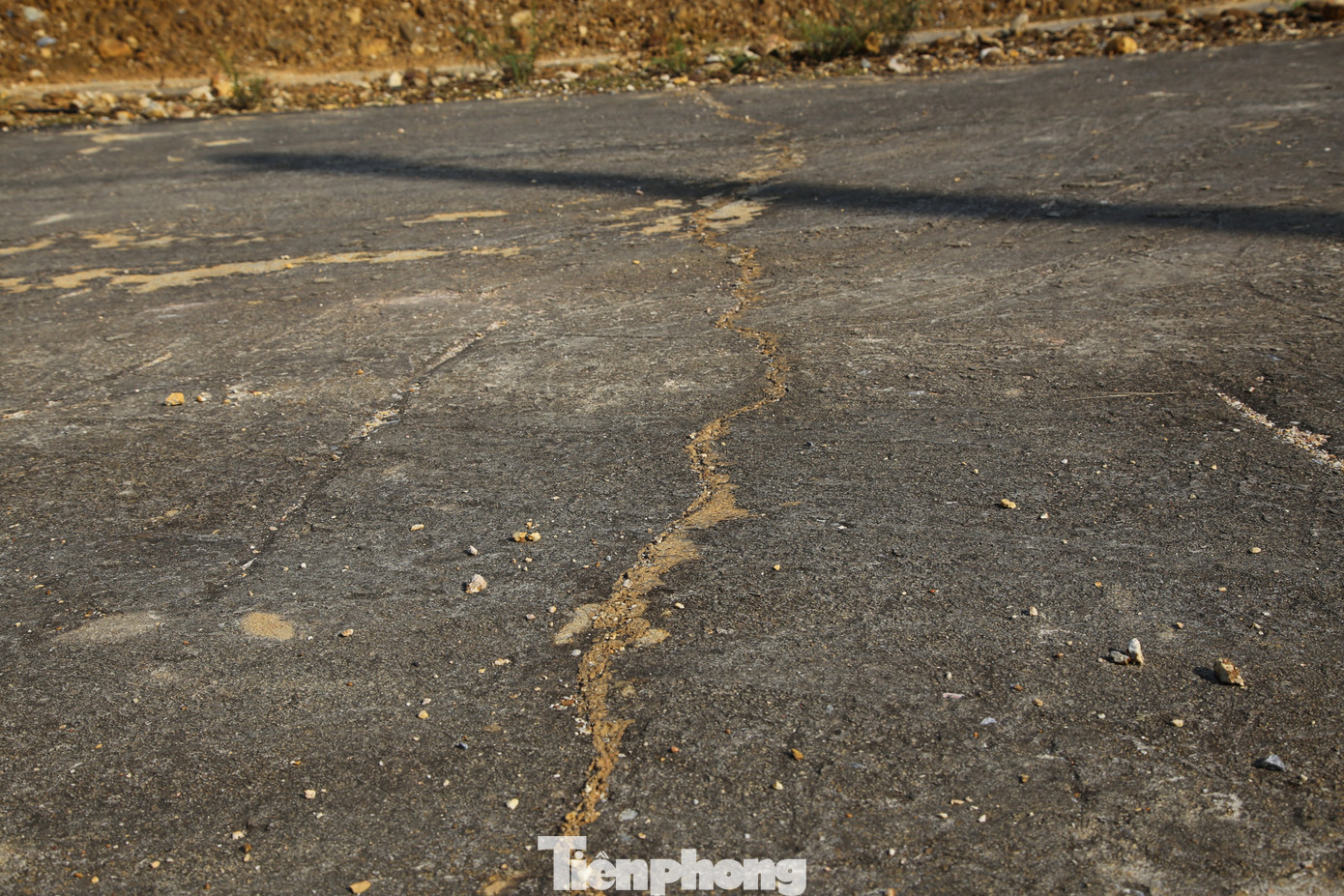 Dù mới được bàn giao nhưng đất nền bị sạt lở, đường có dấu hiệu bị nứt.