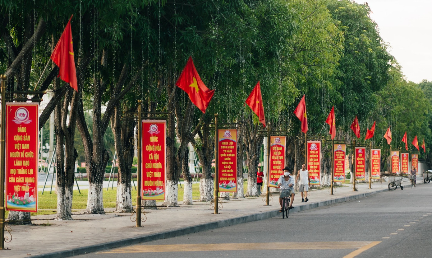 Kỷ niệm 79 năm Ngày Cách mạng tháng Tám và Quốc khánh 2/9, trên các con đường ở Hà Tĩnh được trang hoàng rực rỡ cờ hoa, băng rôn, panô, áp phích… (Ảnh Hoài Nam)