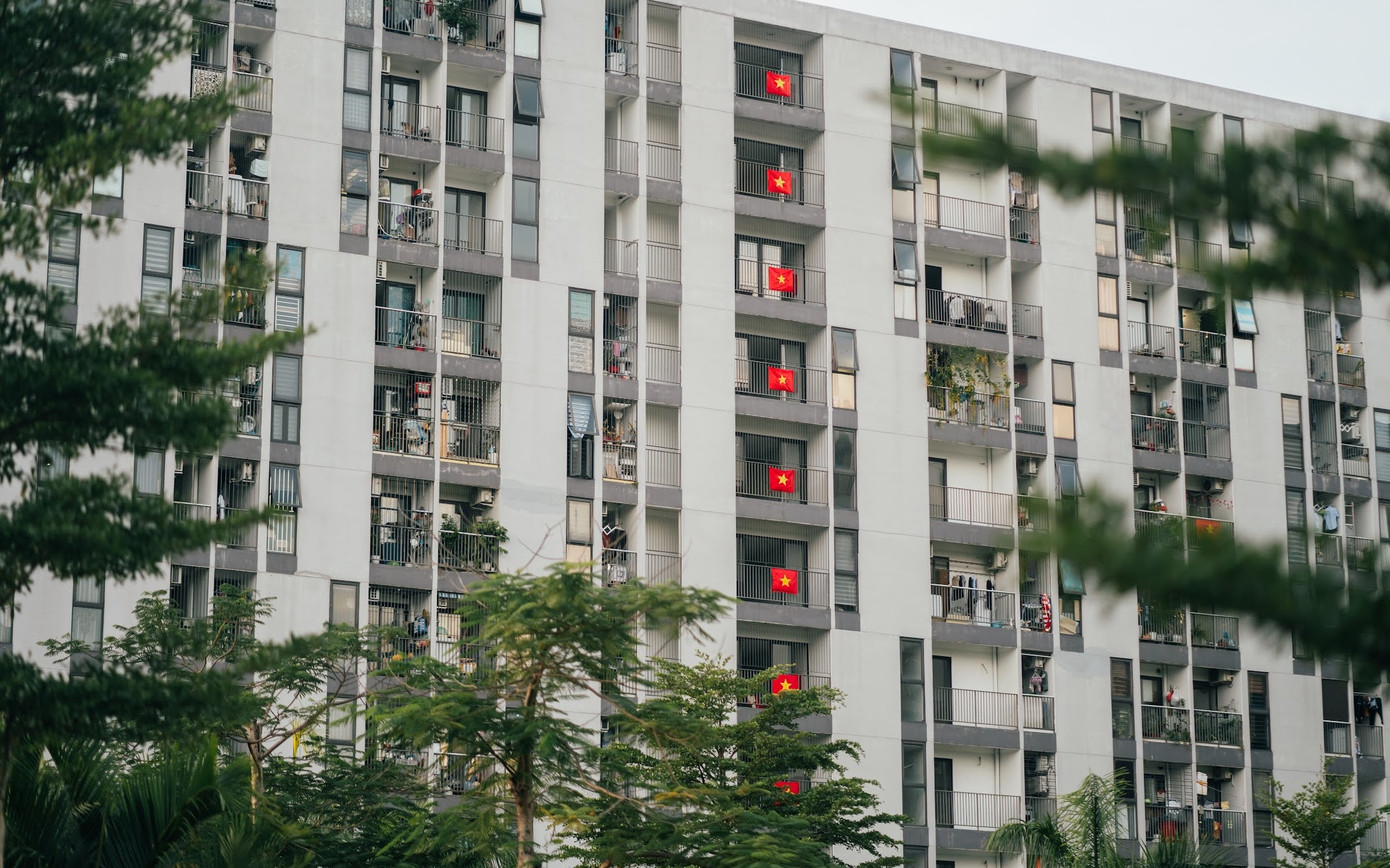 Cờ đỏ sao vàng được treo dọc các khu nhà ở tại thành phố Hà Tĩnh.