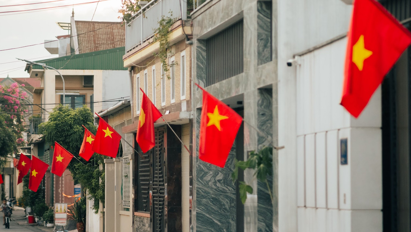 Vào dịp đặc biệt tháng 9 này, những góc phố được khoác lên mình chiếc áo mới với cờ đỏ sao vàng rực rỡ.