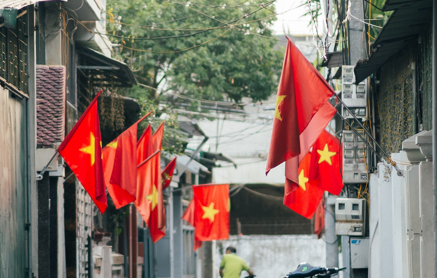Vào dịp đặc biệt tháng 9 này, những góc phố được khoác lên mình chiếc áo mới với cờ đỏ sao vàng rực rỡ.