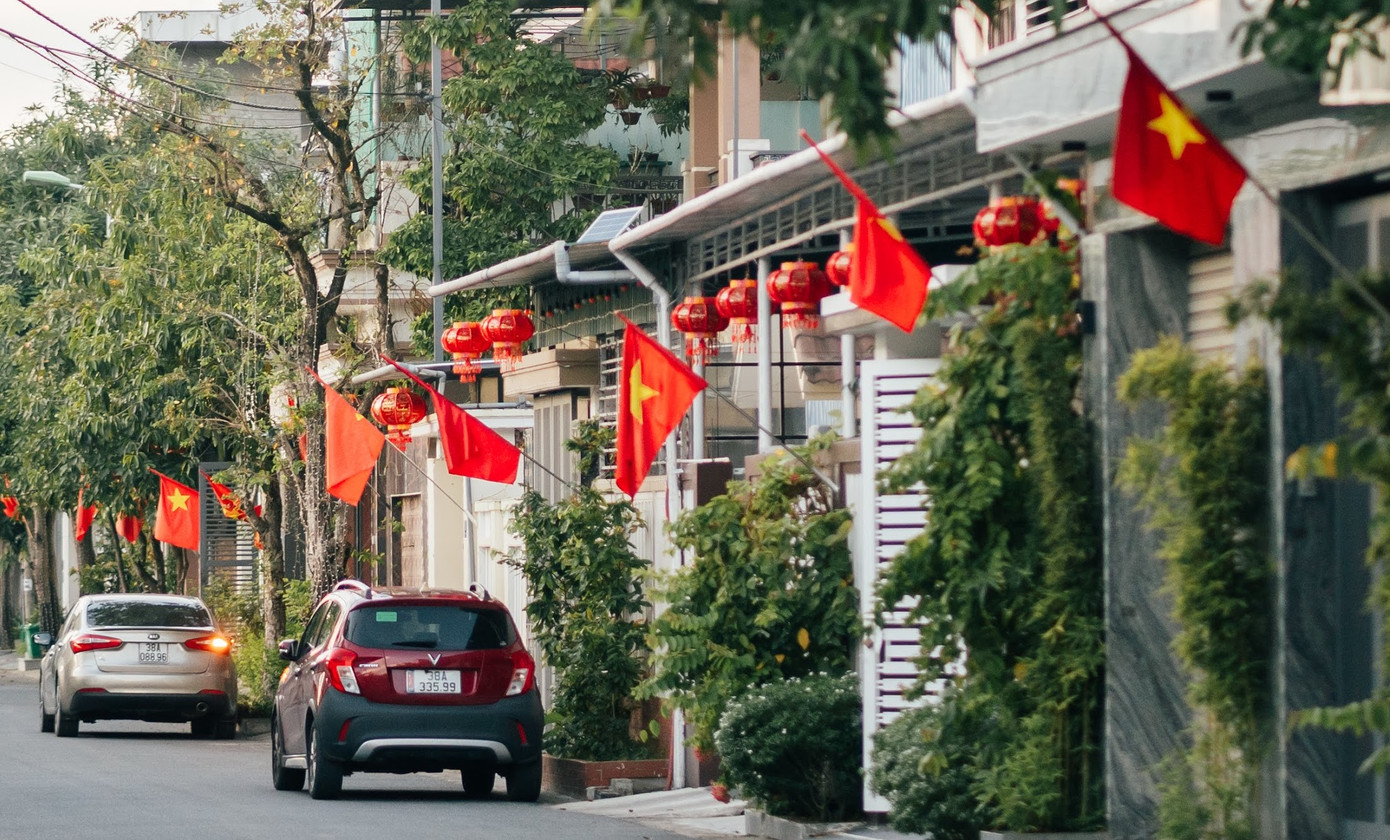 Kỷ niệm 79 năm Ngày Cách mạng tháng Tám và Quốc khánh 2/9, trên các con đường ở Hà Tĩnh được trang hoàng rực rỡ cờ hoa, băng rôn, panô, áp phích… (Ảnh Hoài Nam)