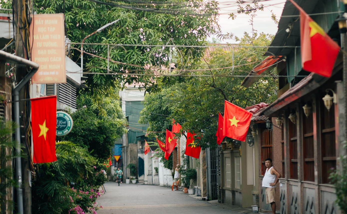 Ngập tràn sắc đỏ trên các con đường mừng ngày Quốc khánh 2/9 ở thành phố Hà Tĩnh.