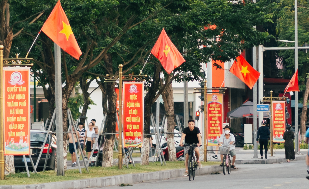 Hình ảnh lá cờ đỏ sao vàng xuất hiện khắp các đường phố, phủ rợp lối đi tạo nên bức tranh vô cùng rực rỡ, đẹp mắt.