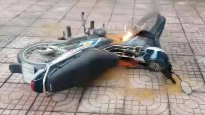 Chiếc xe máy bị cháy phần yếm và phần nhựa.